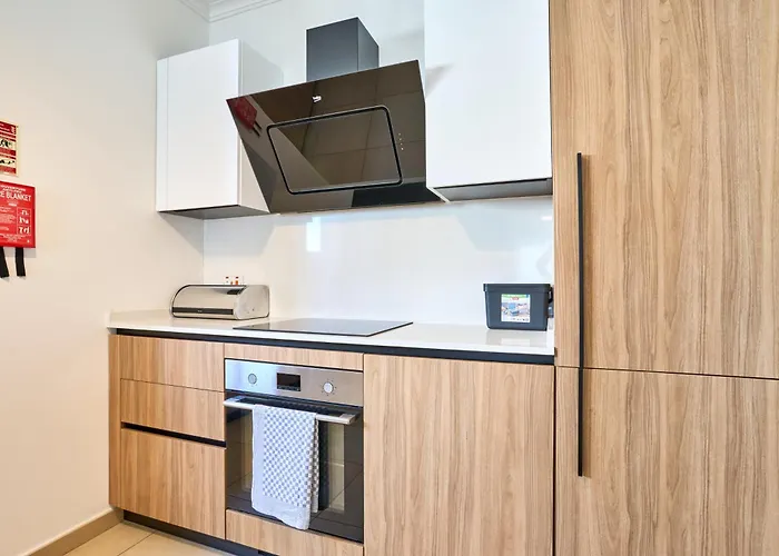 Stunning 3-Bedroom Seaview Retreat In Fort Cambridge