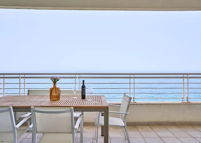 Stunning 3-Bedroom Seaview Retreat In Fort Cambridge